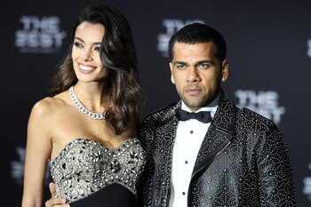 Dani Alves junto a su novia, compartieron el look metalizado (Walter Bieri/Keystone via AP)