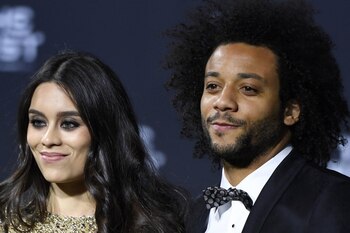 Marcelo, enfundado en smoking negro con moño estampado y su mujer Clarice Alves, (Walter Bieri/Keystone via AP)