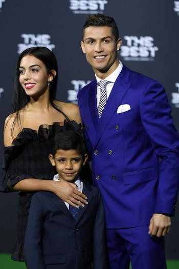 Cristiano Ronaldo, su novia Georgina Rodriguez y su hijo Ronaldo jr. (Walter Bieri/Keystone via AP)
