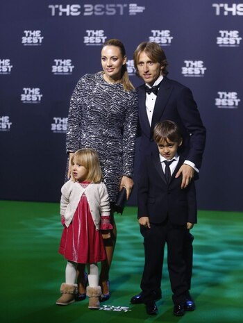 Luka Modric junto a su familia (REUTERS/Arnd Wiegmann)