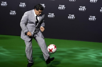 Diego Armando Maradona, impecable con un traje en tono gris (Walter Bieri/Keystone via AP)