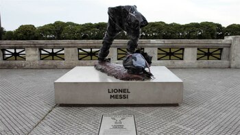 La estatua de Messi vandalizada