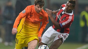 Kevin Constant, disputando el balón con Lionel Messi en un enfrentamiento por la Champions League (AFP)