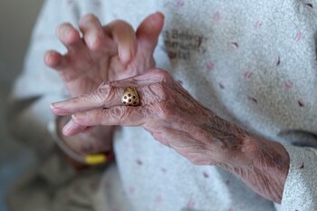 Eloise Morris lleva un anillo