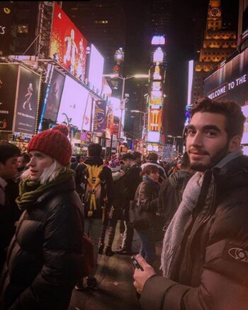 Brenda con su hermano, en