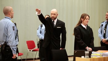 Breivik suele hacer el saludo