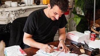 Nicolas Ouchenir diseña a mano