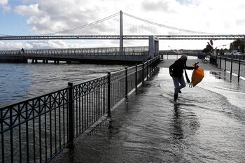 El agua desbordó también en