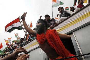 El gurú Baba Ramdev se