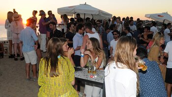 Música, cocteles y un escenario