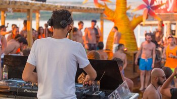 Músicos y Djs ofrecen conciertos