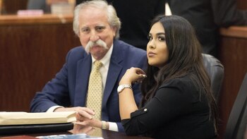 Alexandria Vera acompañada por su