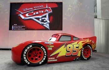 John Lasseter, director de la saga “Cars”, presentó al Rayo McQueen a modo de avant-premiére de la tercera película que en Argentina se estrenará el 13 de julio de este año. También se exhibieron 15 minutos de adelanto del film