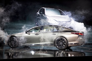 Entre la niebla, el Lexus LS 500 2018, la nueva versión del modelo de lujo de la marca premium de Toyota