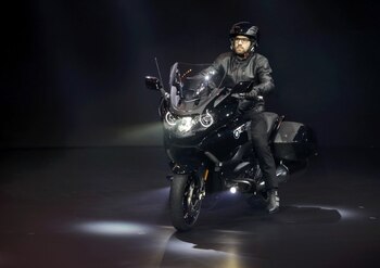 La BMW K1600 B 2017 es la primer “bagger” de la firma bávara: una moto custom con maletas integradas que pretende rivalizar contra Harley Davidson