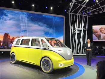 Uno de los más pintorescos modelos del Salón: el I.D. Buzz Concept, un prototipo eléctrico y moderno de la mítica Transporter de 1950. El cuarto homenaje a modo de concept car que rinde tributo al Volkswagen T1, un auto de seis generaciones con fuerte contenido cultural