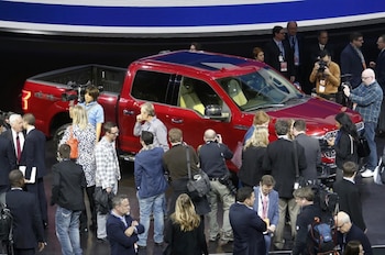 La prensa rodea la nueva Ford F150, la legendaria pick-up y uno de los vehículos más vendidos en toda la historia de la automoción, esta vez más tecnológica que nunca