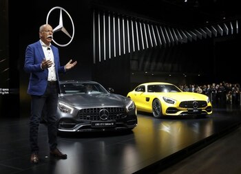 Dieter Zetsche, presidente de Daimler, presentó al Mercedes-AMG GT Edición 50 C, una edición especial y limitada del deportivo que celebra los 50 años de AMG, y al Mercedes-AMG GT S que recibió un restyling y una inyección de potencia