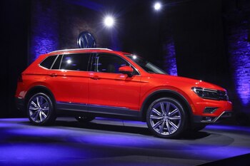En el Auto Show de Detroit la Volkswagen Tiguan creció para adoptar el apellido “Allspace”. Ahora con siete plazas y una dotación de mayor tecnología, queda en el medio de la gama SUV de la firma alemana entre la Tiguan y la Touareg