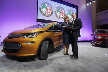 La prensa estadounidense eligió al Chevrolet Bolt eléctrico como el mejor auto del año. La novedad de este vehículo es que puede transportarse hasta 385 kilómetros sin parar si sus baterías de iones están totalmente cargadas