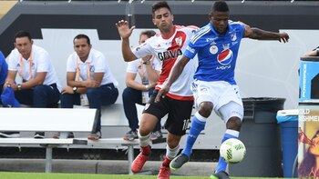 Gonzalo Martínez pelea una pelota