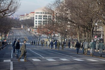 Soldados norteamericanos practican los movimientos
