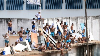 Los prisioneros permanecen sentados en