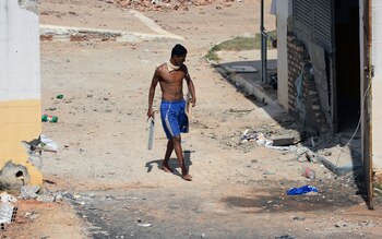 Un recluso camino por una