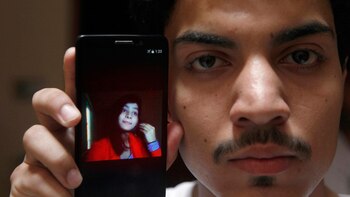 Hassan Khan muestra la fotografía