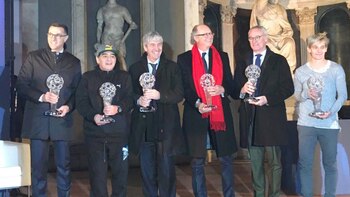 Diego Armando Maradona, recibiendo un