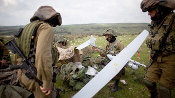 Soldados israelíes se alistan para