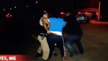 La agresora se abalanzó sobre