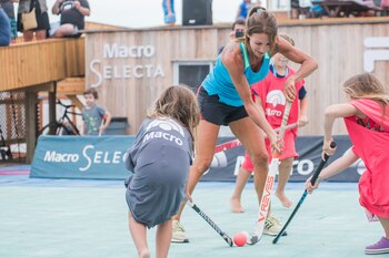 Maguie Aicega, enseñándoles a los