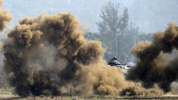 Los tanques disparan bombas de