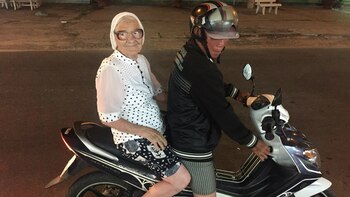 Abuela Lena en una moto