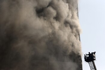 Bomberos intentaban controlar el fuego