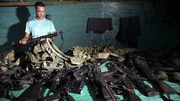 Un guerrillero junto a sus