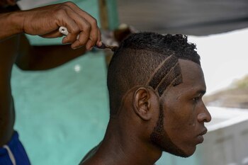 Un guerrillero se corta el