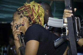 Una guerrillera no deja por