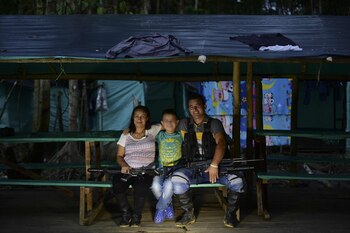 Una familia posa para la