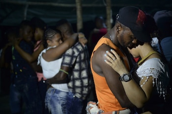 Guerrilleros bailan en la fiesta
