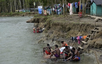 Guerrilleros lavan su ropa en
