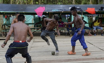 Miembros de la guerrilla juegan