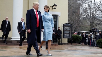 Melania Trump emulando a Jackie Kennedy con un equipo de dos pieas de Ralph Lauren (Reuters)