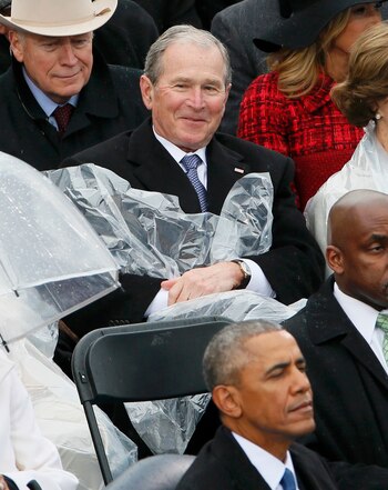 Más relajado, Bush sonríe. Sabe