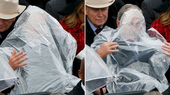 George W. Bush detrás de