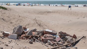 Escombros y maquinaria pesada en