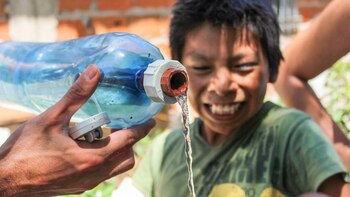 Un niño sonríe ante una