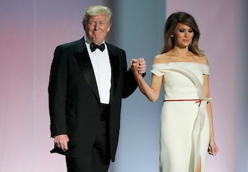 La pareja presidencial en el primer baile, Melania lució un modelo de Hervé Pierre, el ex director creativo de la diseñadora Carolina Herrera (Reuters)