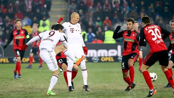 Al ver que Lewadowski estaba perfilado para rematar, Arjen Robben decidió dar un paso atrás (Reuters)